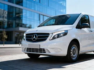 Srebrny Mercedes Klasy R zaparkowany na nowoczesnym podjeździe, wyeksponowany na detale przedniego pasa nadwozia.